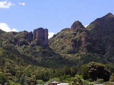 雄岩　雌岩